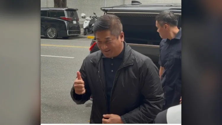 辜仲諒出庭時只要被記者問到棒球的問題，臉上就露出難得的微笑。 資料照片。張欽攝