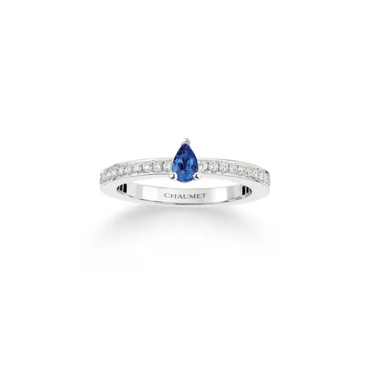 Chaumet Triomphe de Chaumet鉑金戒指，鑲嵌1顆梨形藍寶石及明亮式切割鑽石，價格店洽。品牌提供
