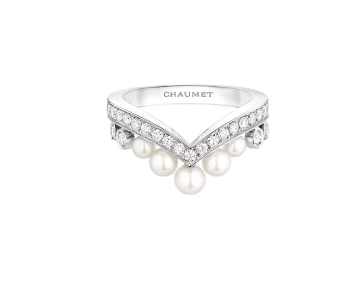 Chaumet Joséphine Aigrette 18K白金戒指，鑲嵌5顆Akoya珍珠及明亮式切割鑽石，價格店洽。品牌提供