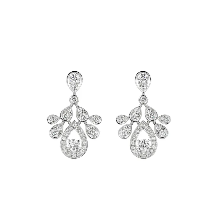 Chaumet Joséphine Aigrette Impériale 18K白金耳環，鑲嵌明亮式切割鑽石，價格店洽。品牌提供