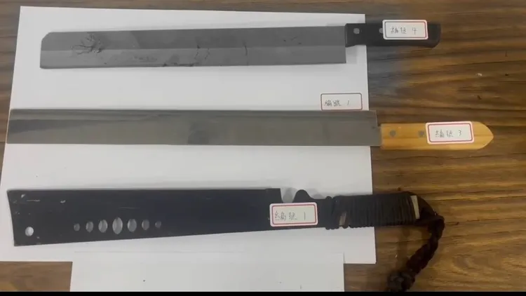 警方查扣刀械。翻攝畫面