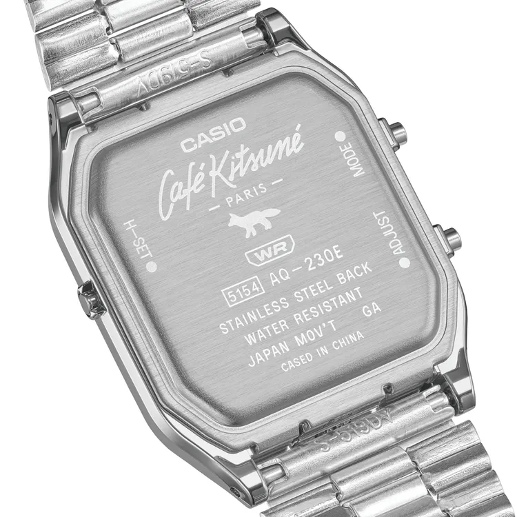 AQ-230ECK背蓋刻有小狐狸與Café Kitsuné品牌Logo。品牌提供