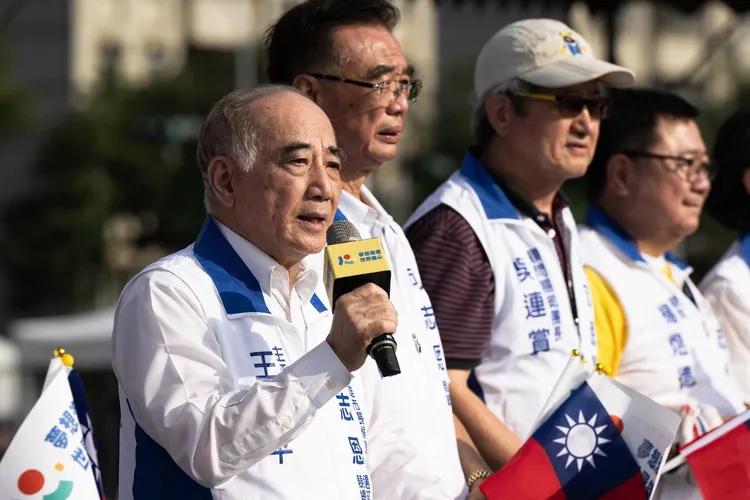 前立法院長王金平上台助獎。柯志恩競總提供