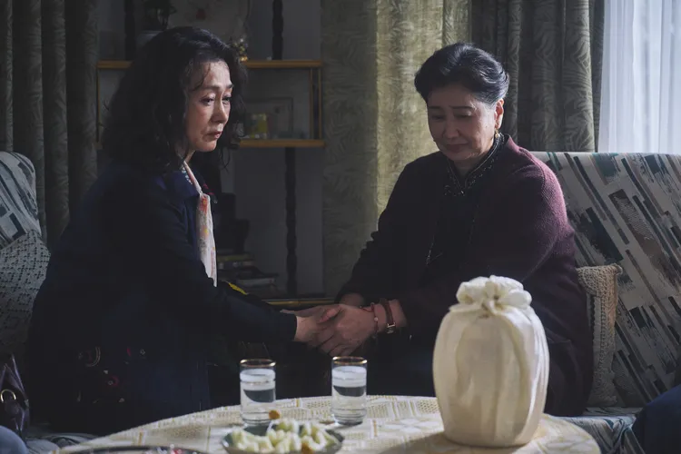 文熙景（左）與蘇明明飾演兩段被命運牽引的人生，跨越語言的對手戲格外動人。Hami Video提供