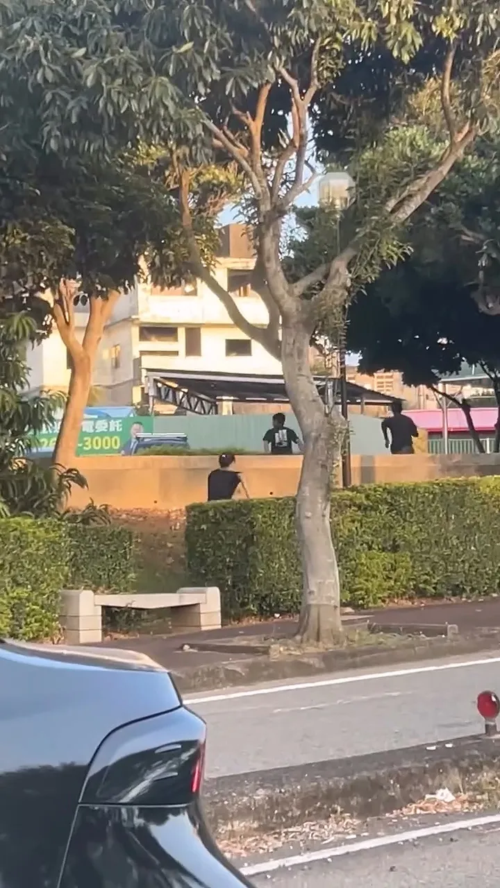 其中3名移工跑進路邊的公園內。Threads/lai020327提供