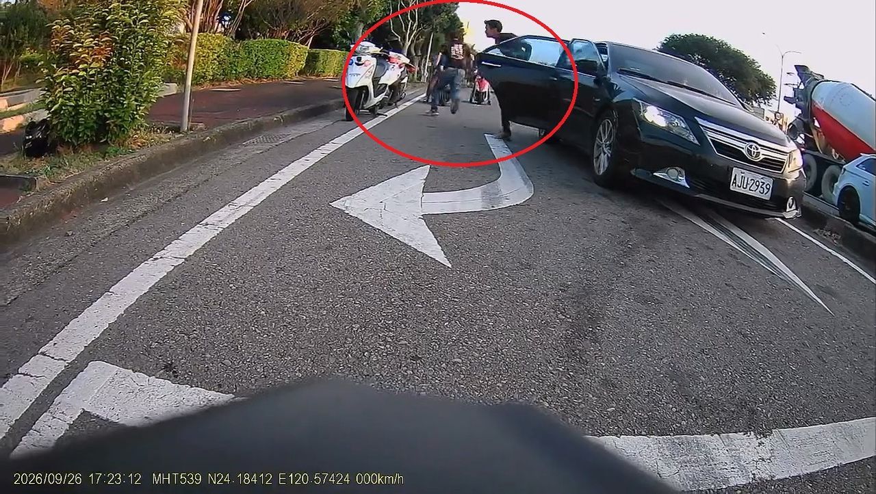 台中轎車拒盤查遭警破窗 4失聯移工竄逃畫面曝光