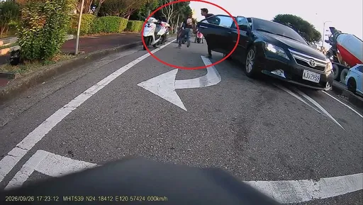 台中轎車拒盤查遭警破窗　4失聯移工竄逃畫面曝光