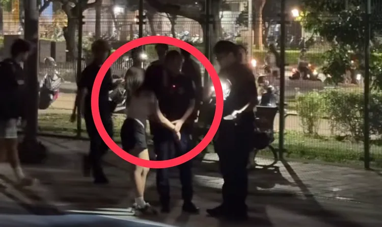 58歲李姓父親拉著國中女兒的手在一旁不斷勸說，警員趕到了解狀況。翻攝自Threads