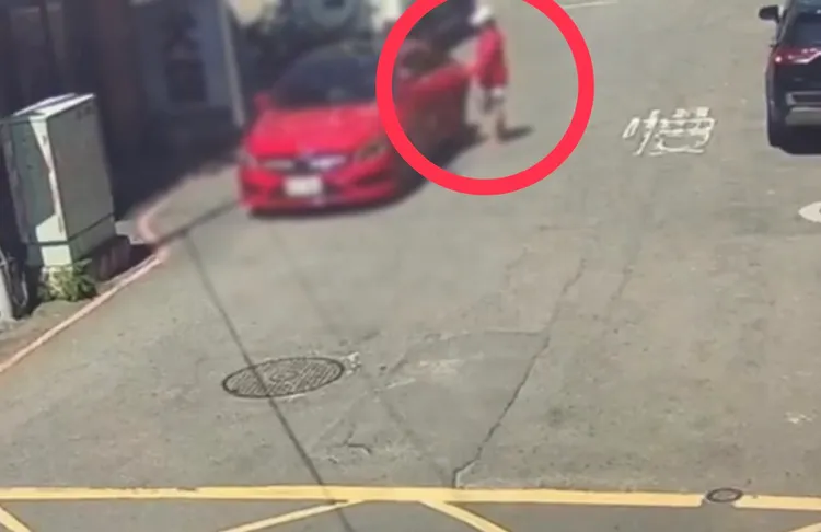 許女將車停在路邊買早餐，不名中年女子趁機開門上車，神不知鬼不覺藏在後座。翻攝畫面