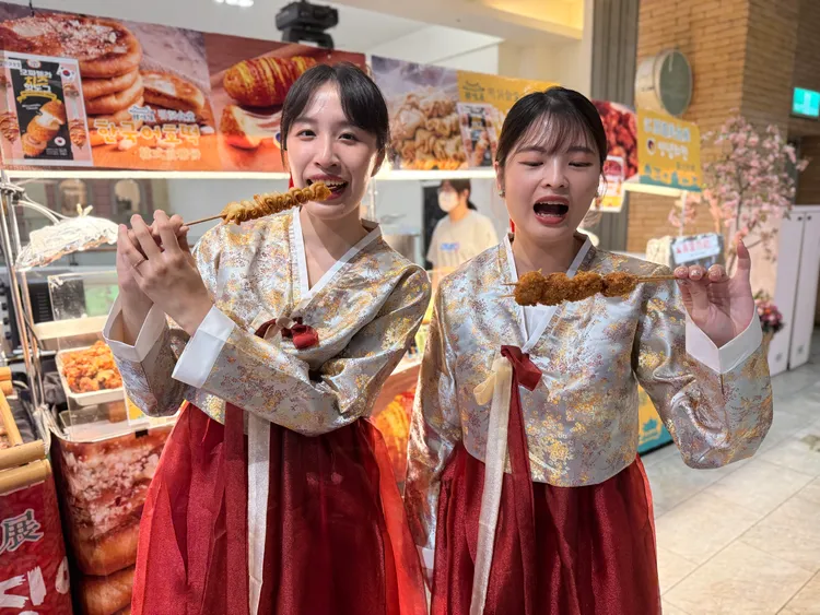 開幕現場好吃好玩一次滿足。台中大遠百提供