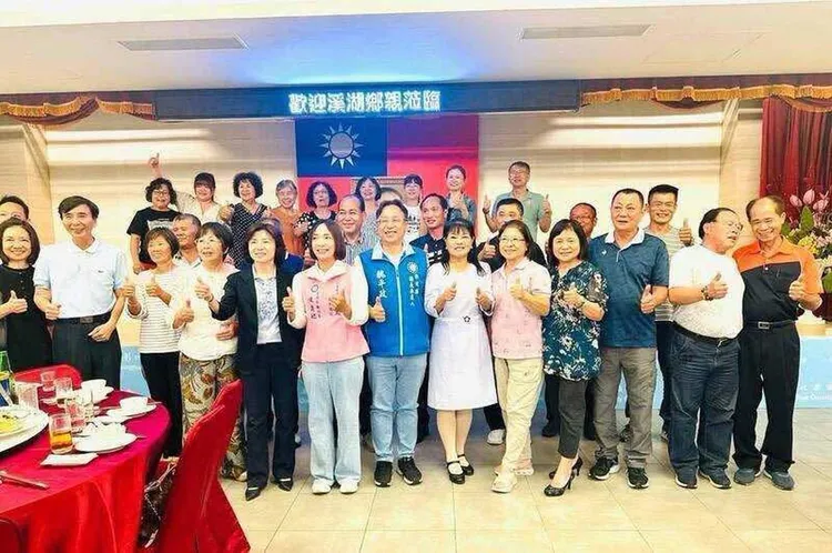 謝典霖疑用公款在縣議會辦桌招待選民，國民黨縣長候選人魏平政也前往致意。民眾提供