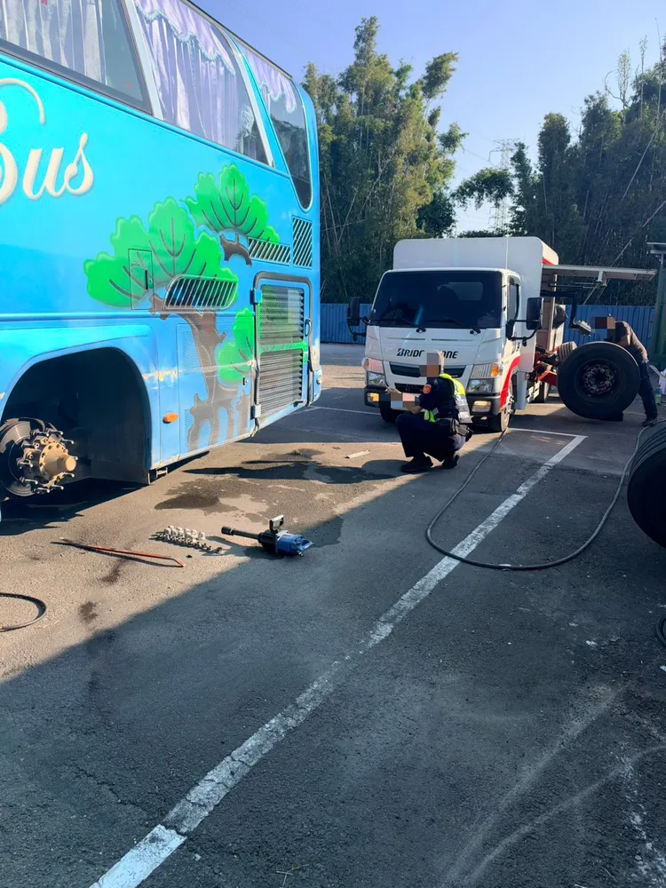 遊覽車撞上分隔島後，駕駛先將車移至外側路肩，查看車輛受損及乘客狀況，之後再駕車下大溪交流道報案。翻攝畫面