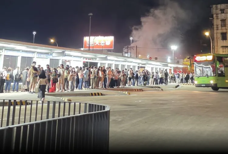案發永和街2巷鄰近永寧轉運站，當地等車人潮眾多，看見濃煙依舊不慌不亂。讀者提供