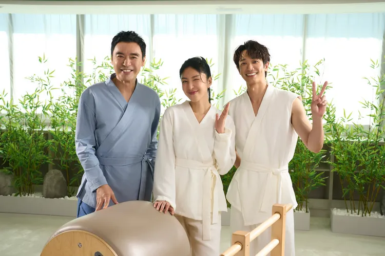 鍾鎮濤（左起）、楊謹華與劉以豪首度合作拍攝廣告。虎鐵健身 X 器械皮拉提斯提供