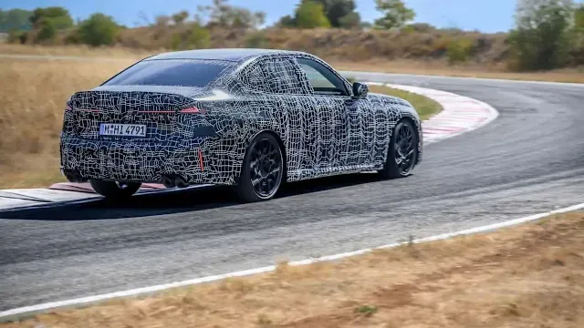 新一代3 Series燃油車型將持續提供四缸與六缸引擎，並搭配48V輕油電系統，與已先行亮相的純電i3採不同底盤架構。原廠照片