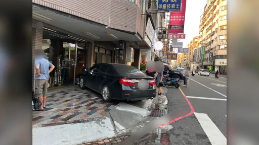 台南轎車突撞進騎樓　「賴清德愛店」遭波及　老闆低調：沒事就好