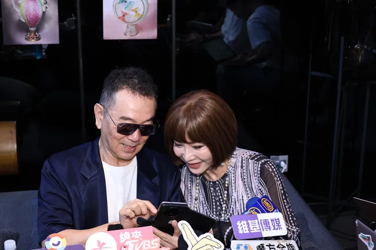 張晨光開心地和陳美鳳分享孫女照片。彭欣偉攝