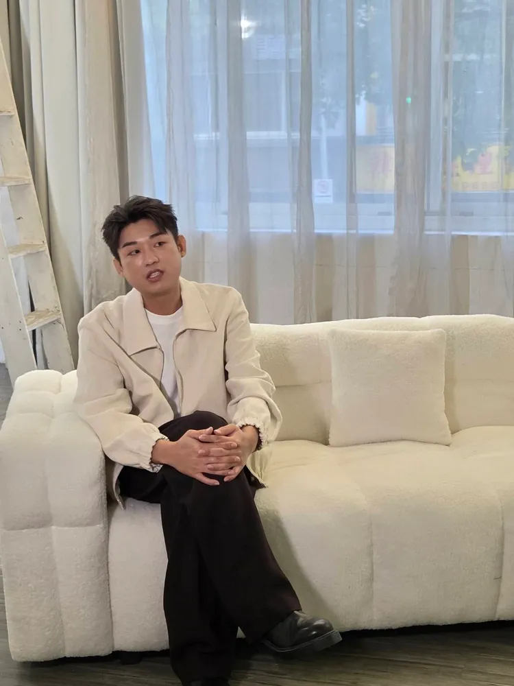謝章穎想穿有蛇圖騰當金鐘戰袍。三立提供