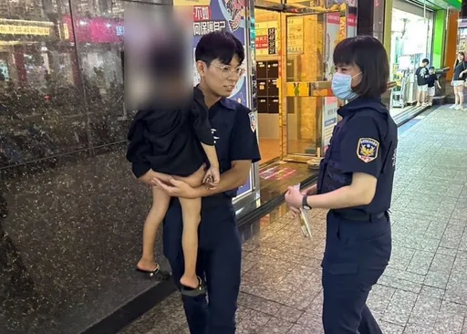 3歲迷童獨自徘徊街頭逾半小時　蘆竹警助母子團圓