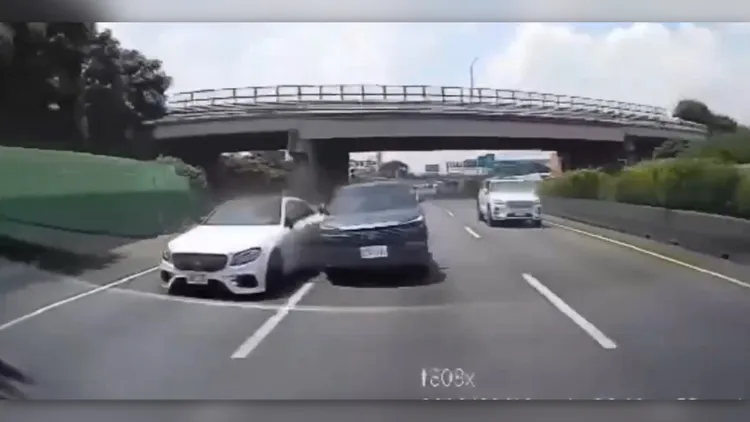 兩車變換車道互不相讓，升級成高速路追逐，最後發生碰撞。取自《八卦村 - 行車紀錄器影片上傳中心》