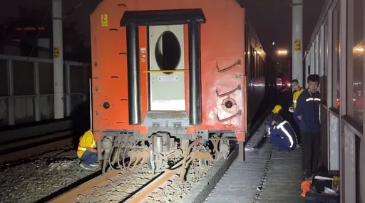 台鐵深夜驚魂！貨物列車驚傳出軌　摸黑搶修畫面曝光