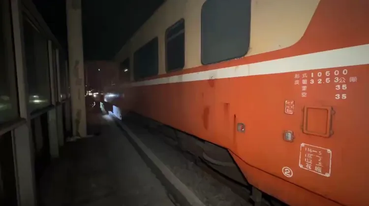 列車第4節車廂突然斷裂，拉開約110公尺差距。民眾提供