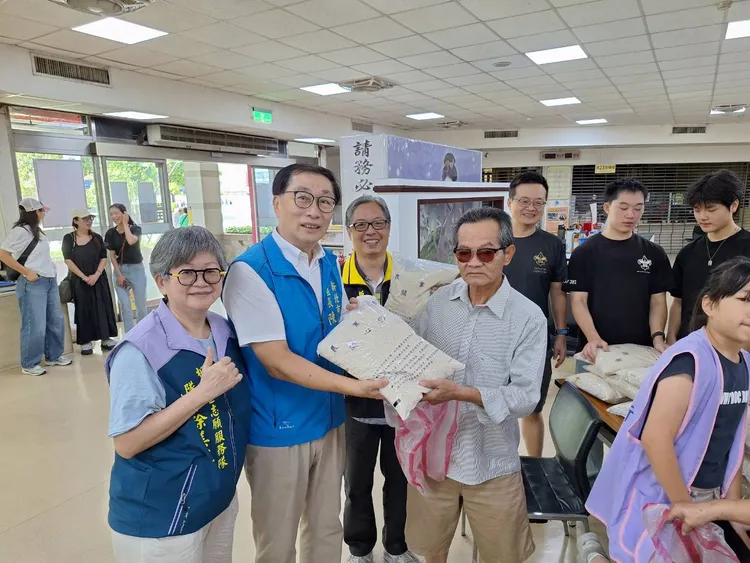 板橋區長陳奇正關心愛心米發放情形並贈米予民眾。公所提供