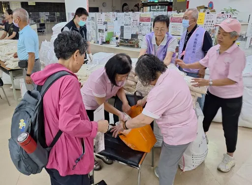 中秋前送暖！板橋近萬戶弱勢家庭領愛心米　每戶15公斤減輕生活負擔