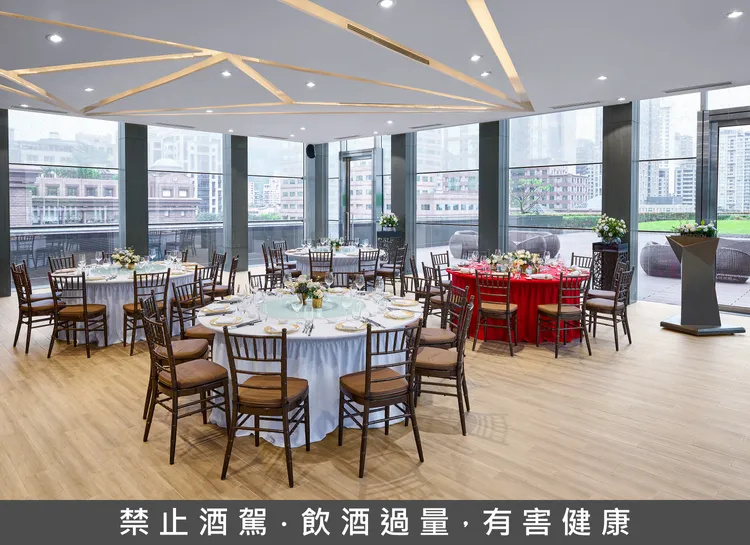 台北寒舍艾美酒店五樓QUUBE，簡約摩登的空間設計，融合光影美學，由室內延伸至戶外露臺，依據各式需求量身打造專屬會議空間。台北寒舍艾美酒店提供