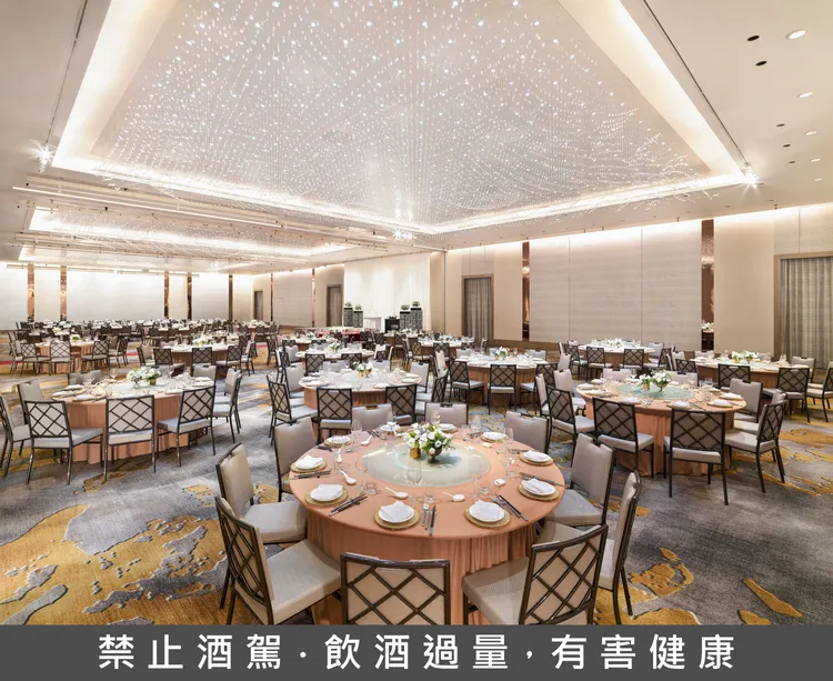 台北寒舍艾美酒店三樓宴會廳，挑高五米的時尚空間搭配水晶燈的光影變化，並全新加裝LED大型螢幕，整體呈現寬敞大器。台北寒舍艾美酒店提供