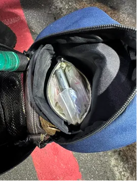 警方在他身上起獲毒品。翻攝畫面