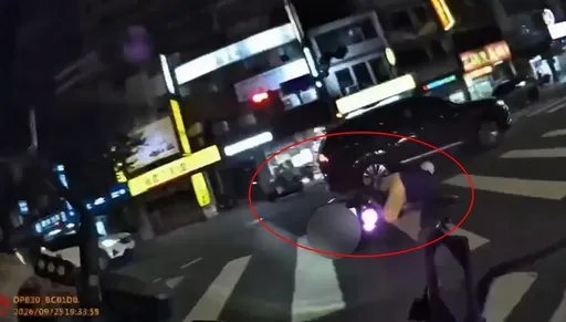 新北「8條通」毒駕男拒檢狂飆逃竄　壓車過彎自摔糗畫面曝光