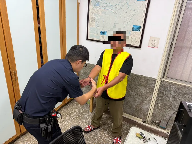 陳男情緒失控深夜向鄰宅丟汽油彈被逮。翻攝畫面