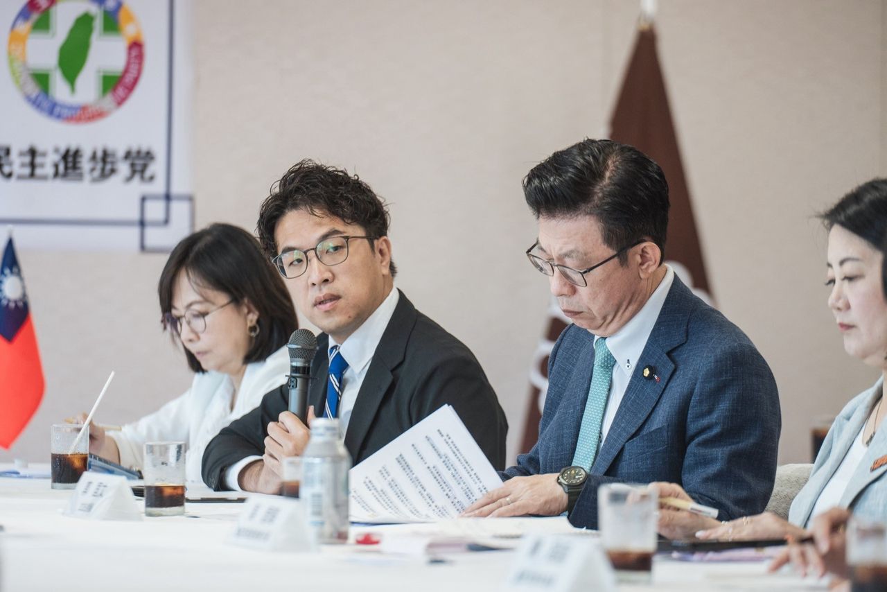 在日本穿防彈衣被蔣萬安酸 沈伯洋:無法掌握蔣「問A答B」邏輯