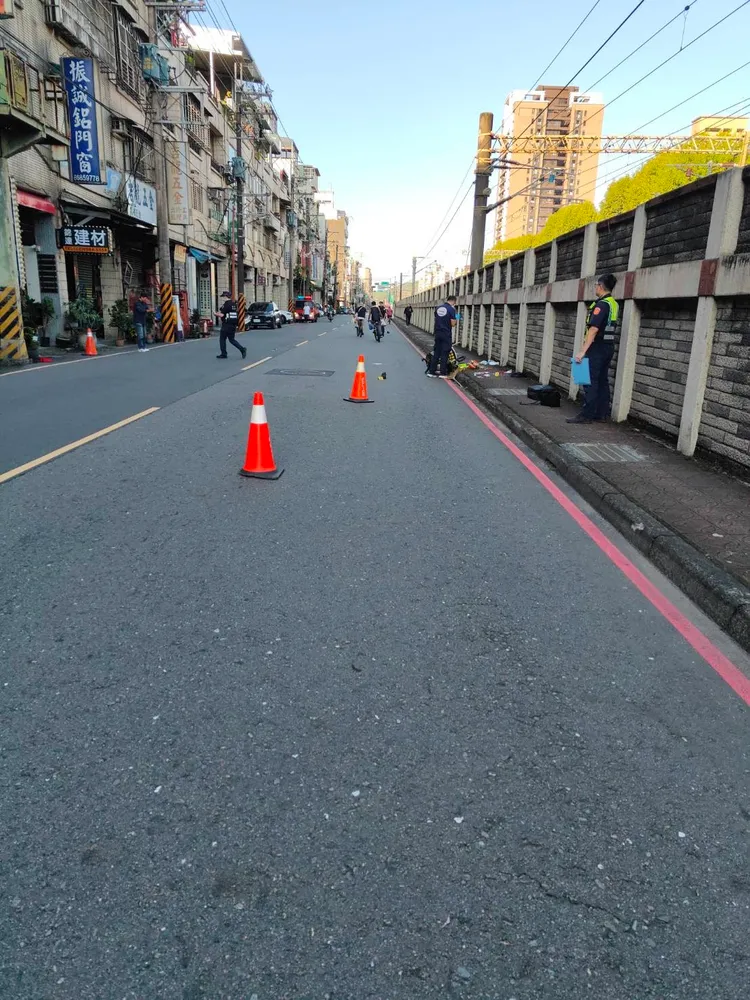 警方於現場調查。翻攝畫面