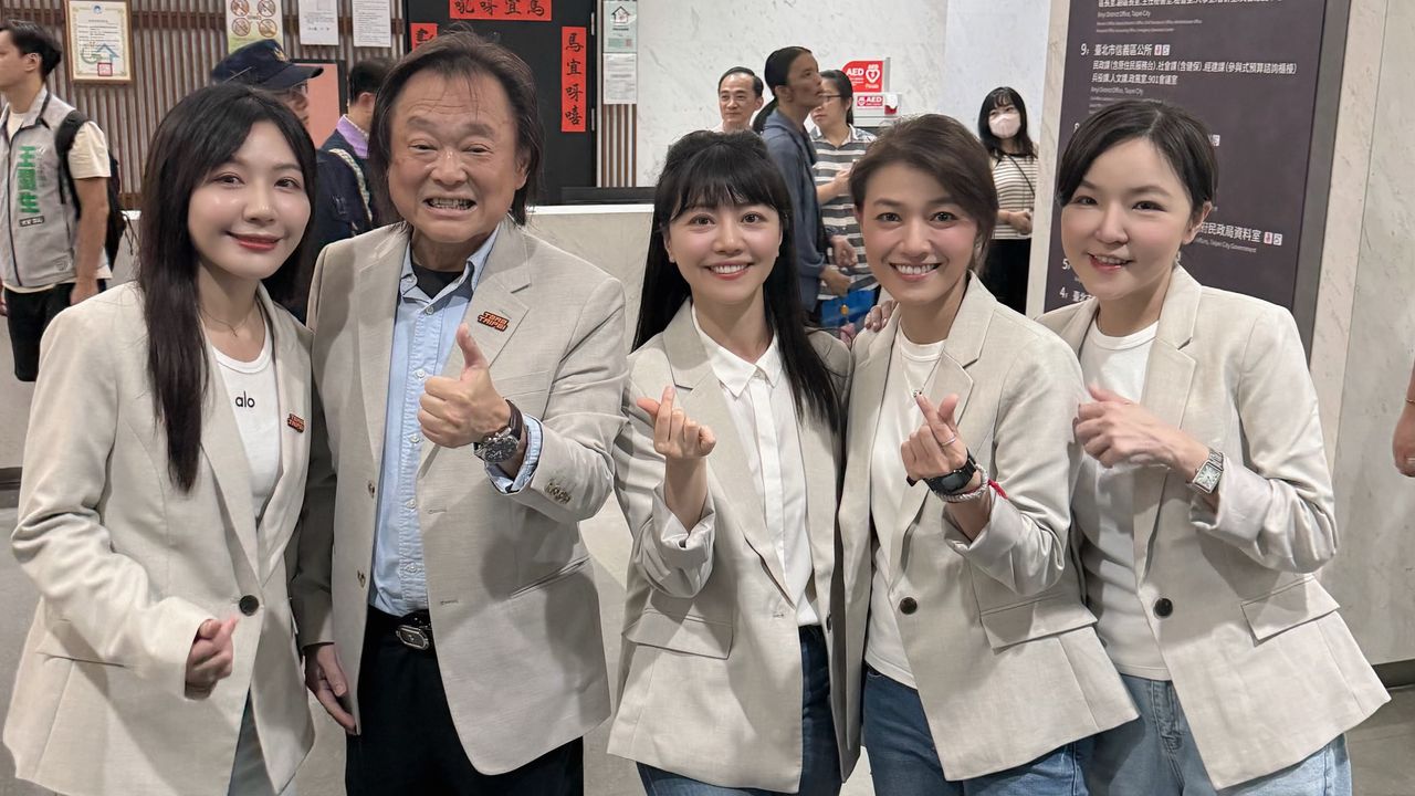 忘帶登記參選隊服太惹眼 高嘉瑜:王世堅換造型才值得關注