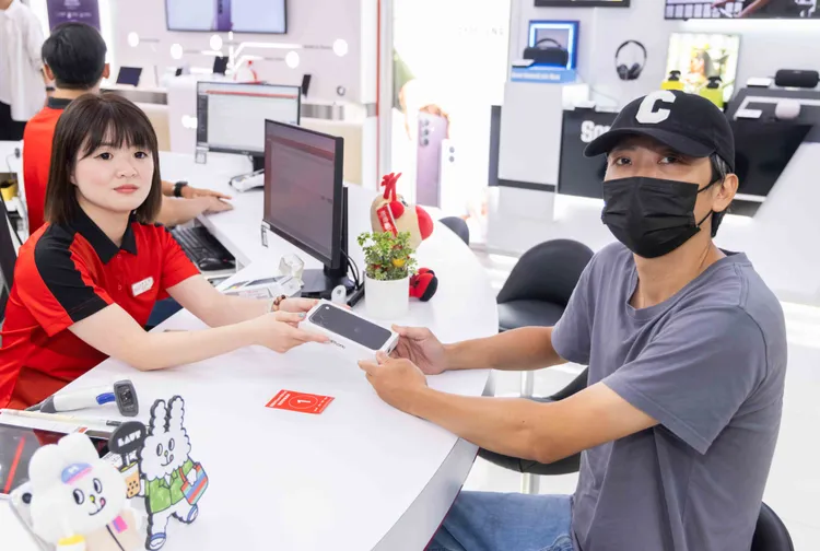 遠傳近20年老客戶吳先生二度拿下iPhone首賣頭香，此次續約入手黑色iPhone 18 Pro，並獲遠傳加碼贈送一台iPad。遠傳提供