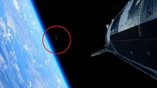 UFO現身？SpaceX直播驚見神祕藍光　網：看起來像「母艦」