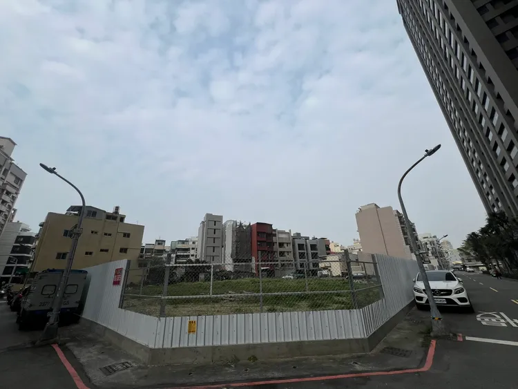 建商不再受到購地後18個月必須開工壓力，對於調控市場推案量將產生幫助。資料照片