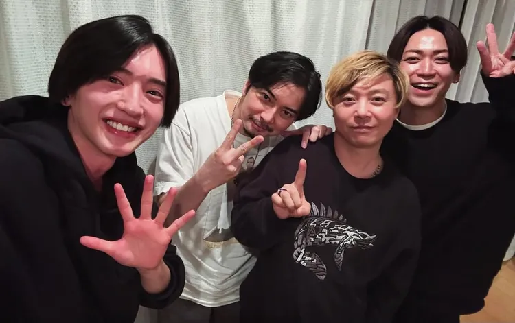 《金田一少年之事件簿》歷代主角集合，堂本剛（右二）、松本潤（左二）、龜梨和也（右）、道枝駿佑比出自己是第幾代，獨缺第4代的山田涼介，他今受訪解釋當時已經睡了，才會缺席。翻攝龜梨和也IG