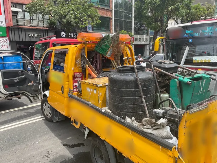 公車緊急煞車導致3乘客跌倒受傷。翻攝畫面