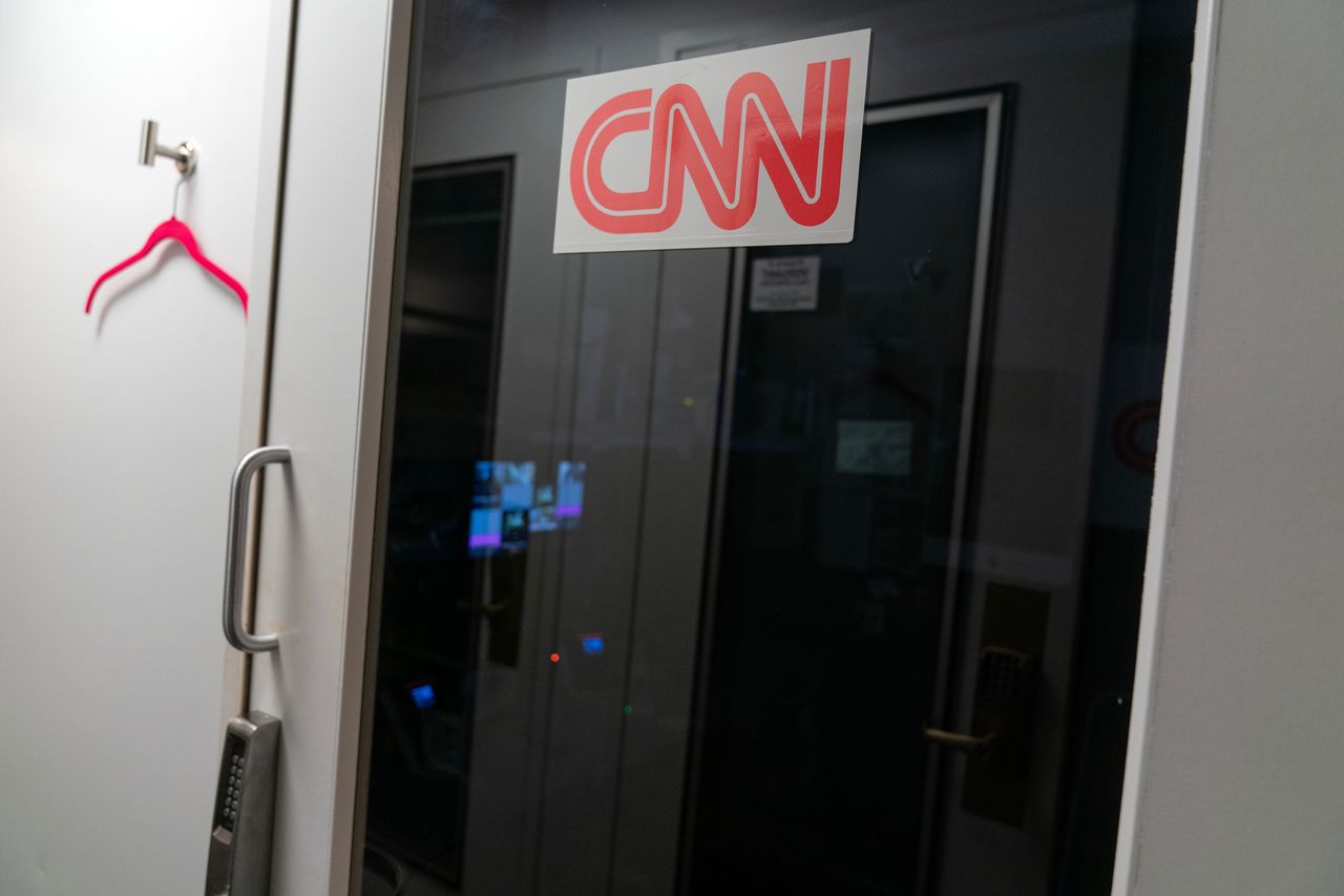 「你記者證失效了!」CNN等3家媒體被擋白宮外 專家怒轟公然違憲