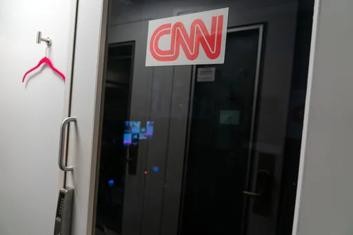「你記者證失效了！」CNN等3家媒體被擋白宮外　專家怒轟公然違憲