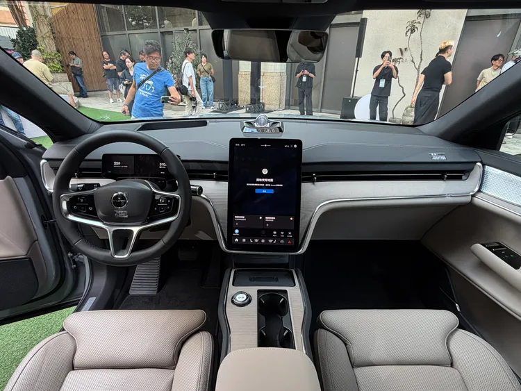     Volvo EX90採三層式資訊顯示架構，包括13.2吋HUD、9吋數位儀表與14.5吋中央觸控螢幕，並整合Google車載系統與Gemini AI智慧語音助理。林浩昇攝