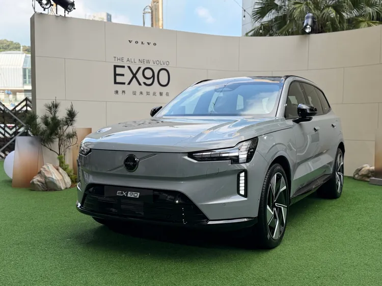     Volvo EX90車頭採品牌最新家族設計，配置Pixel Technology高階HD像素式頭燈，照明模組具130萬像素，可依前方路況與車輛位置動態調整光型。林浩昇攝