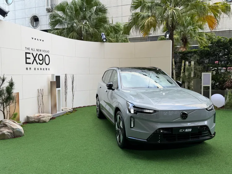 Volvo EX90搭載HuginCore核心運算平台，整合車輛安全感測、駕駛輔助、能源管理與資訊娛樂功能，並由NVIDIA DRIVE AGX Orin提供254 TOPS運算能力。