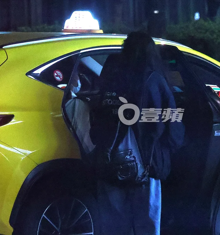 深夜11點半，方志友帶著女兒及兒子離開「合府」餐廳，搭乘計程車返回中和。特勤中心攝