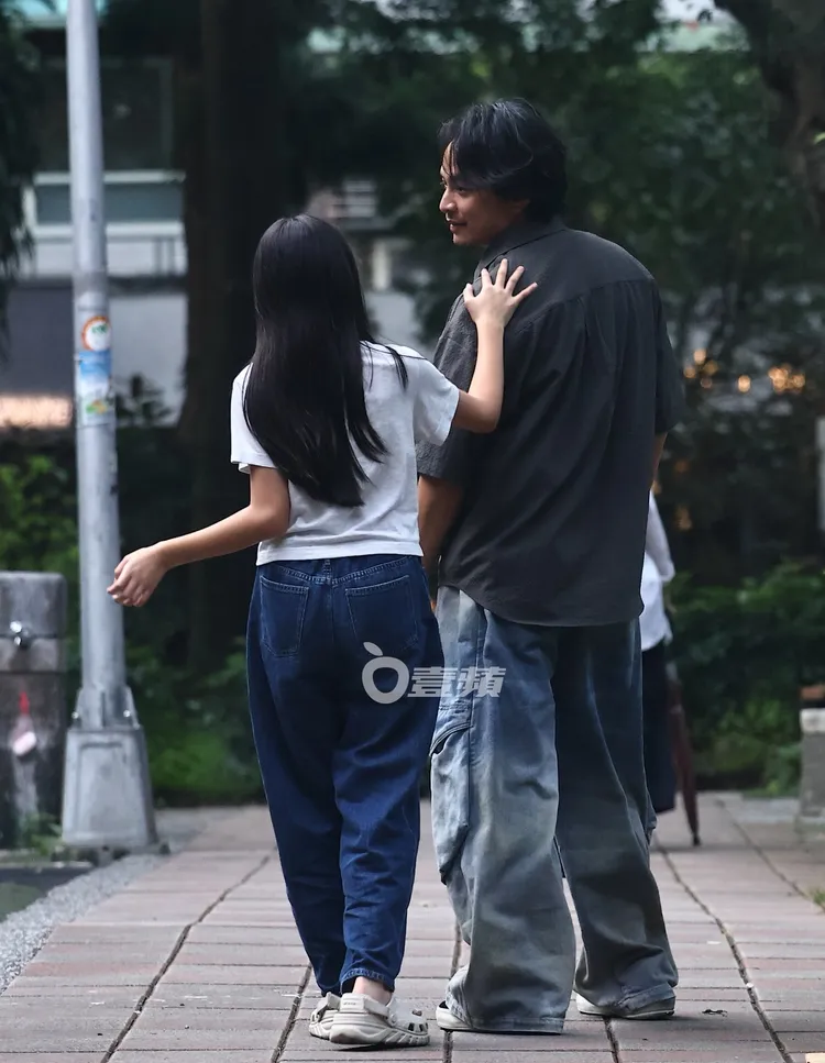 女兒拍了一下楊銘威的肩膀。特勤中心攝