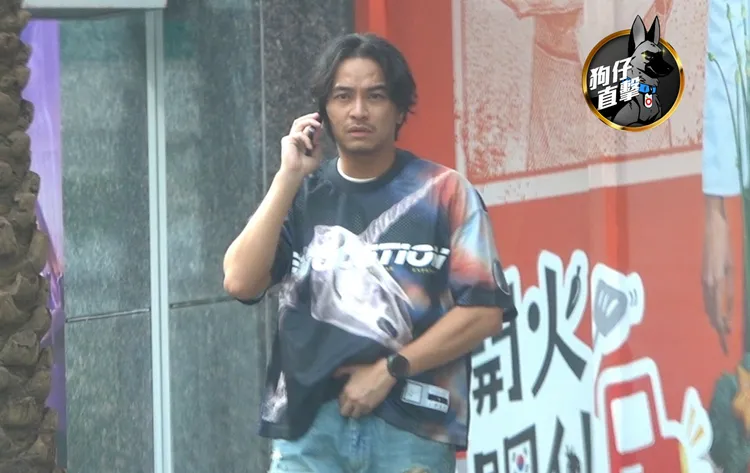 8月27日，活動結束後楊銘威在門外講電話。特勤中心攝