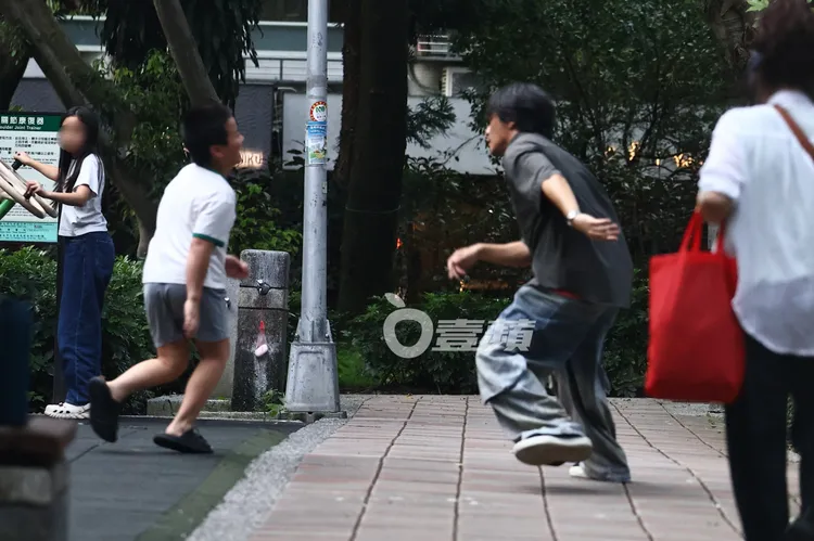 楊銘威（右）當起鬼來和兒子玩鬼抓人，在公園裡跑來跑去。特勤中心攝